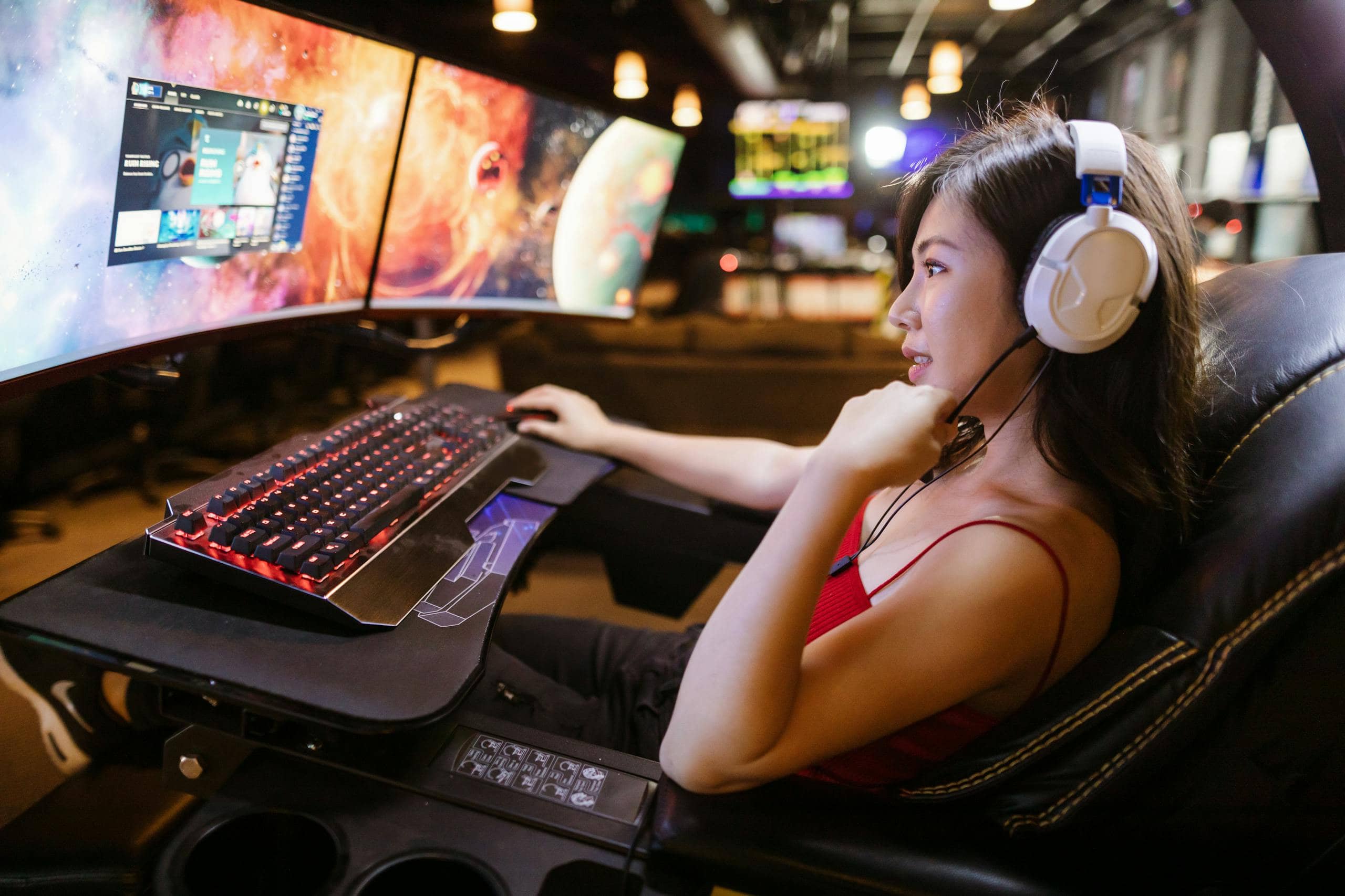Streamer am Schreibtisch während eines Livestreams, im Hintergrund das Streaming-Setup